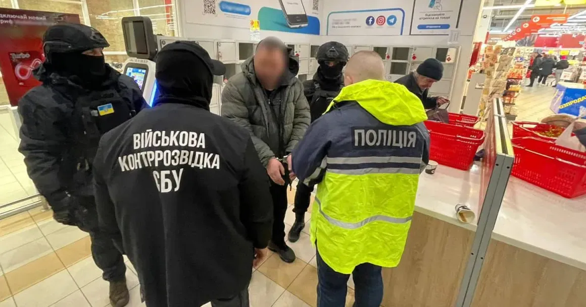Зловмисник представлявся співробітником СБУ та переконував рідних військовослужбовців, що їхні близькі насправді живі і знаходяться в полоні рф. Запевняв, що може «звільнити» їх з полону за певну суму грошей.