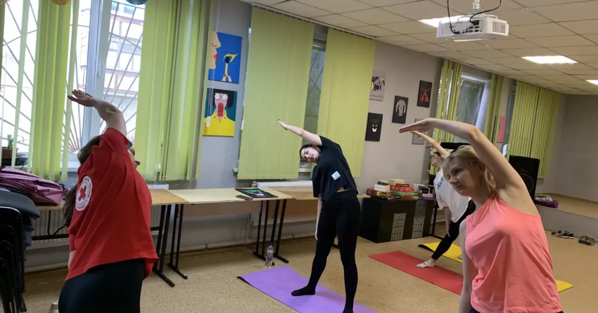 Фото з фейсбук-сторінкки "Красноградська районна організація Червоного Хреста України" Як проходять заняття зі стретчингу від волонтерів Красноградської РО ТЧХУ (фото) на порталі Gromada Group