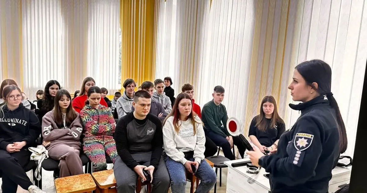 Фото з фейсбук-сторінки "Поліція Харківської області" У Краснограді поліцейські проводять пізнавальне заняття зі школярами (фото) на порталі Gromada Group