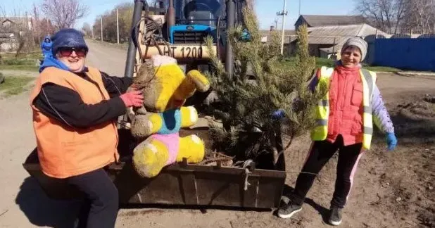 Фото з фейсбук-сторінки Красноградської міської ради Як на початку квітня в Краснограді комунальники прибирали місто (фото) на порталі Gromada Group