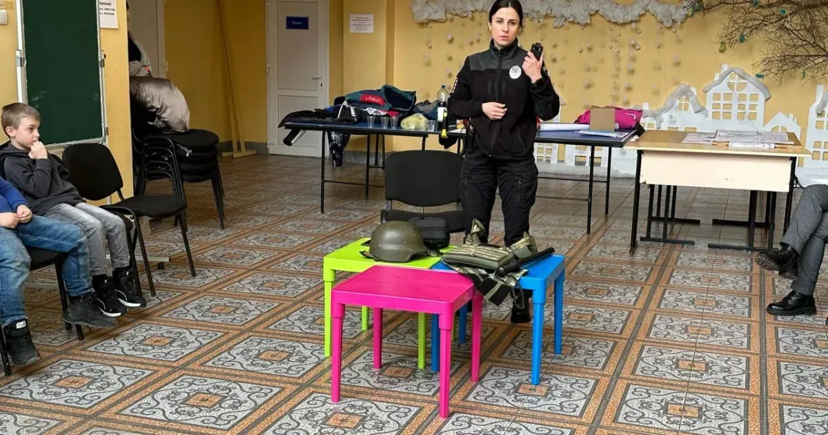 У Краснограді поліцейський офіцер громади знайомив школярів із діяльністю правоохоронців У Краснограді поліцейський офіцер громади знайомив школярів із діяльністю правоохоронців на порталі Gromada Group