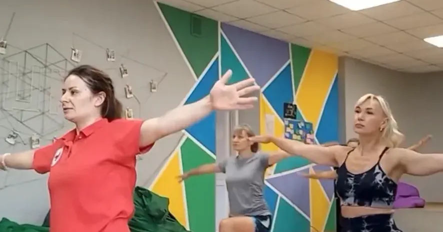 Фото з відео на фейсбук-сторінкці "Красноградська районна організація Червоного Хреста України" Красноградська РО ТЧХУ запрошує жінок на заняття зі стретчингу (фото) на порталі Gromada Group