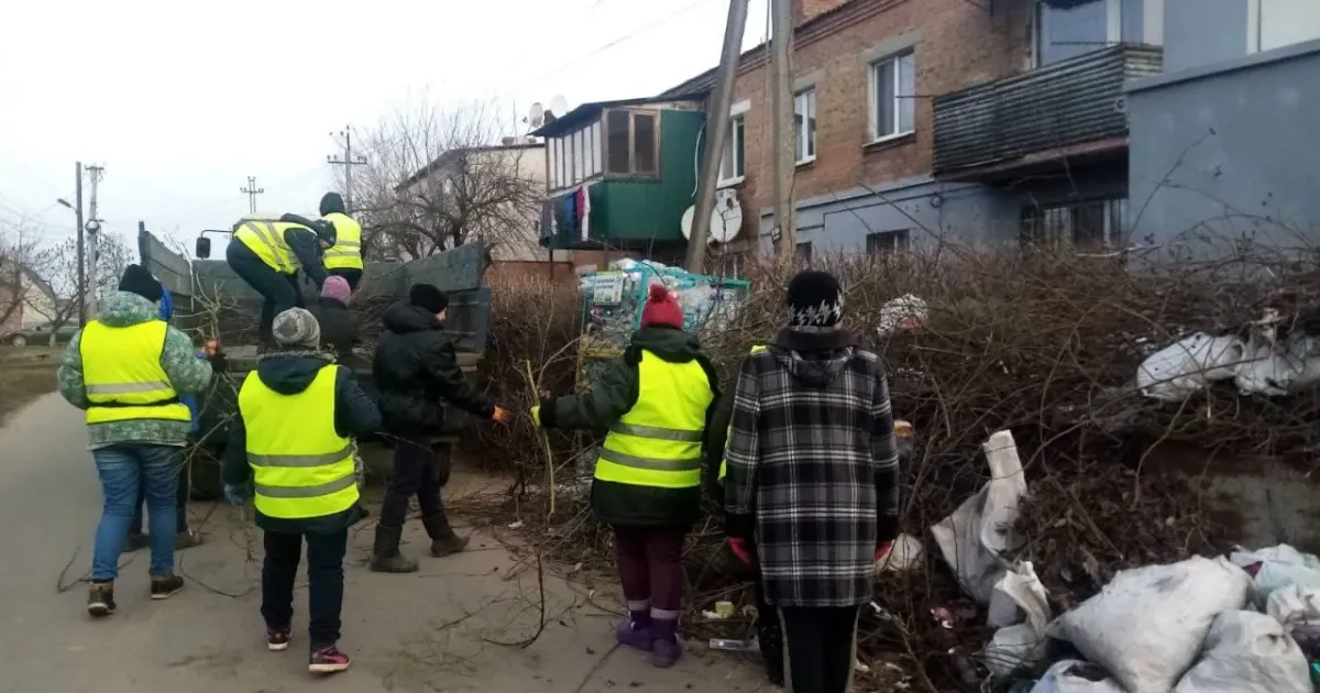 Фото з фейсбук-сторінки Красноградської міської ради Як цього тижня в Краснограді прибирали місто (фото) на порталі Gromada Group