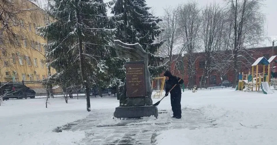 Фото з фейсбук-сторінки Красноградської міської ради Як цього тижня в Краснограді прибирали сніг (фотозвіт) на порталі Gromada Group
