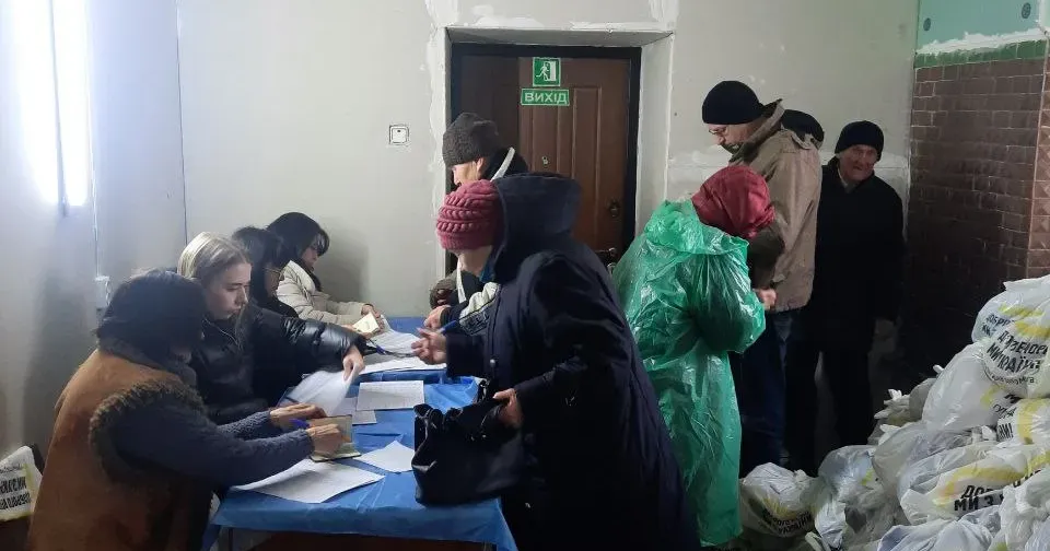 Фото з фейсбук-сторінки Красноградської міської ради Сьогодні 16 лютого в Краснограді видаватимуть гуманітарну допомогу ВПО і деяким категоріям місцевих мешканців на порталі Gromada Group