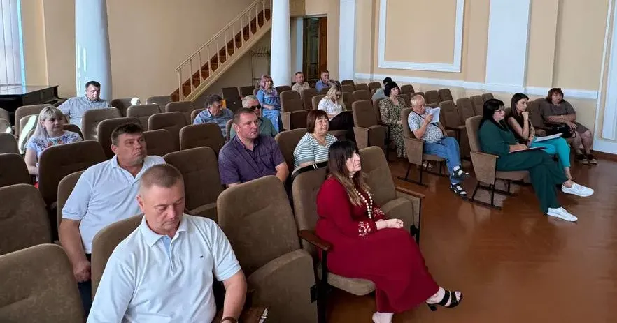 Фото зі сторінки у фейсбуці Красноградської міської ради У Краснограді на засіданні виконкому міськради затвердили норми надання послуг з управління побутовими відходами, доповіли про підготовку до нового навчального року тощо (подробиці) на порталі Gromada Group