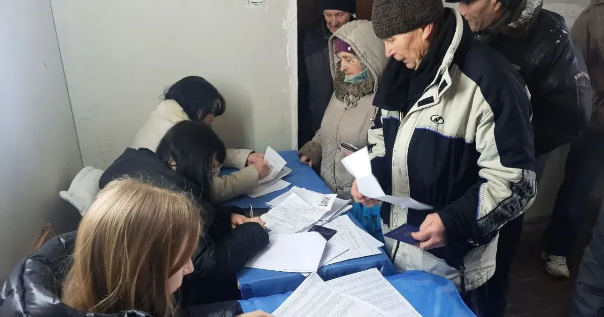 Фото зі сторінки у фейсбуці Красноградської міської ради У Краснограді сьогодні 19 лютого видають гуманітарну допомогу ВПО і деяким категоріям місцевих мешканців на порталі Gromada Group