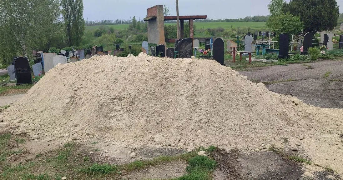 Фото з фейсбук-сторінки Красноградської міської ради На всі кладовища Красноградської громади було завезено пісок на порталі Gromada Group