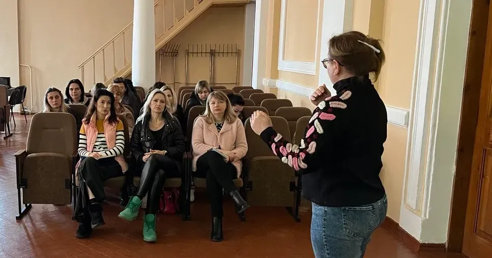 Фото із сайту Красноградської міської ради «Психологічні особливості спілкування з військовослужбовцями та їхніми родинами» для працівників соціальних служб Краснограда на порталі Gromada Group
