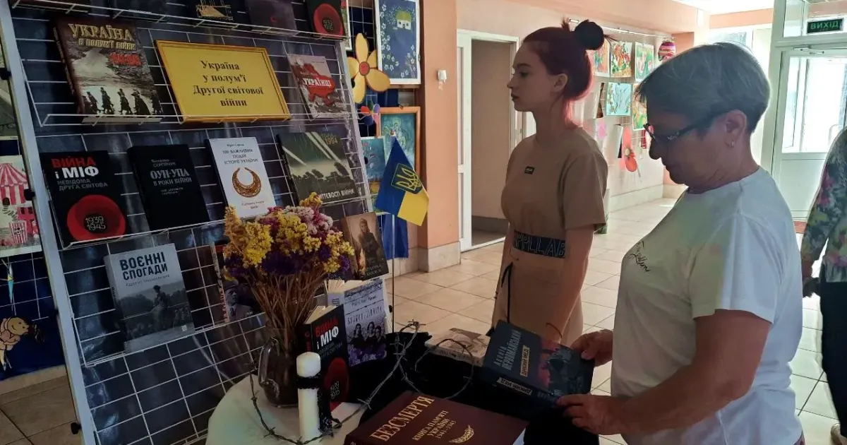Фото зі сторінки у фейсбуці «Публічна бібліотека Красноградської міської ради» У Красноградській бібліотеці виставка до Дня скорботи і вшанування пам'яті жертв війни (багато фото) на порталі Gromada Group