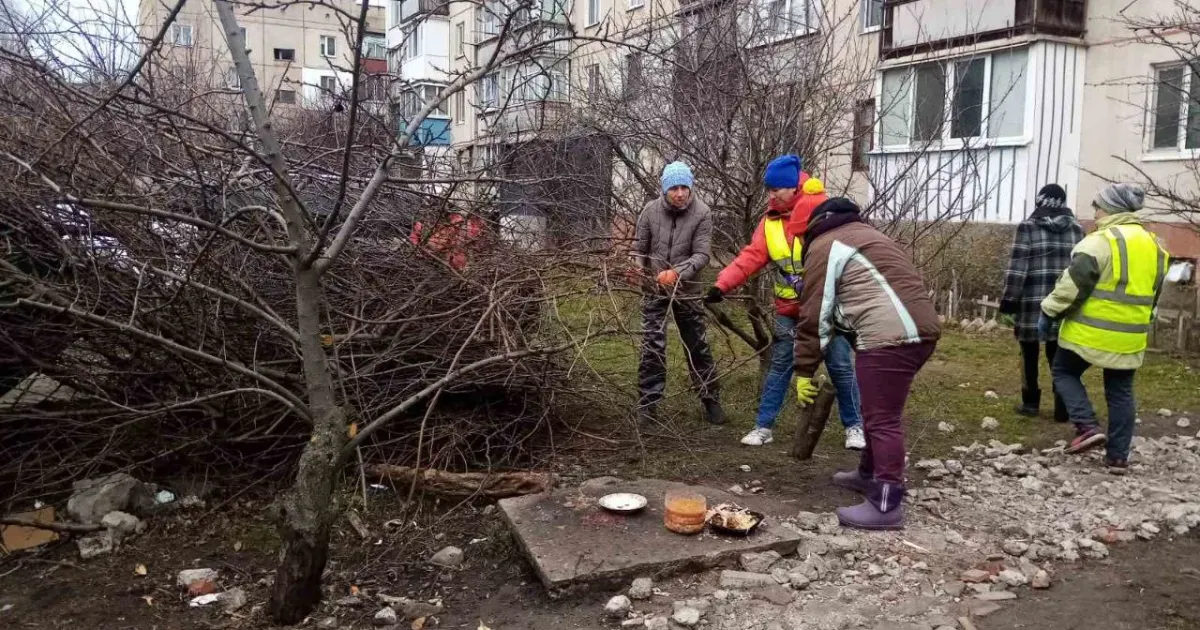 Фото з фейсбук-сторінки Красноградської міської ради Як в Краснограді прибирали місто цього тижня (фото) на порталі Gromada Group