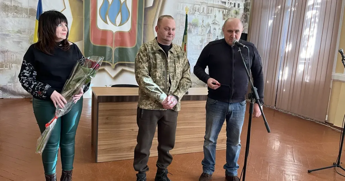 Фото зі сторінки у фейсбуці Красноградської міської ради У Краснограді вручили нагороду воїну, нашому земляку Арсену Вегері на порталі Gromada Group