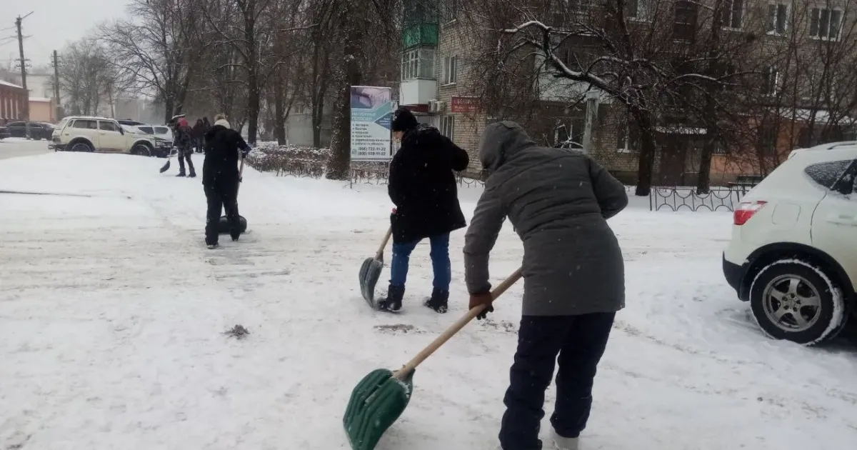 Фото зі сторінки у фейсбуці Красноградської міської ради Як цього тижня в Краснограді прибирали сніг – фотозвіт на порталі Gromada Group
