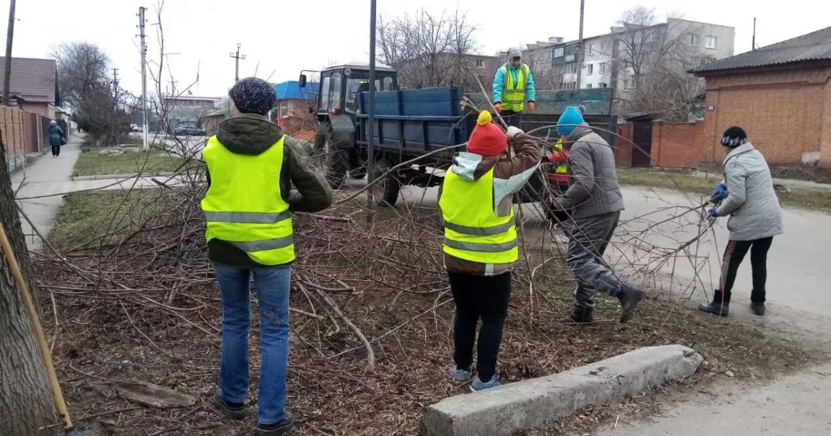Фото з фейсбук-сторінки Красноградської міської ради Як наприкінці березня в Краснограді комунальники прибирали місто (фото) на порталі Gromada Group